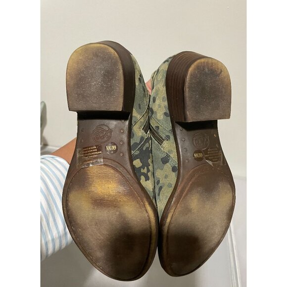 Lucky Brand Green Camo Suede Ankle Boots With Stacked Heel & Side Zipper - Picture 3 of 9